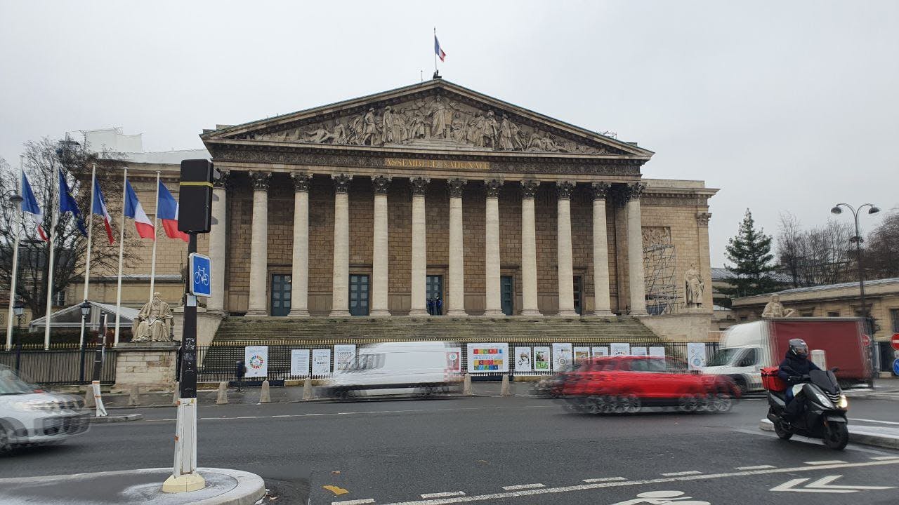 C'est à l'assemblée nationale dans le 7ème arrondissement de Paris qu'est voté chaque année le budget de l'État